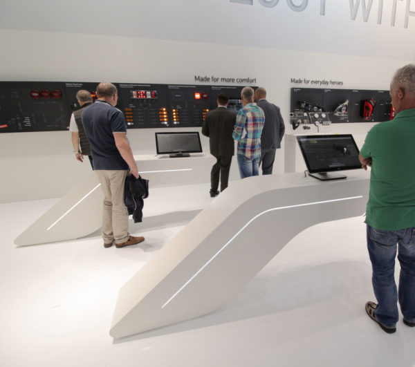 Hüppmeier Marketing und Design GmbH - Referenz - Messedesign - Hella IAA 2016 - 5